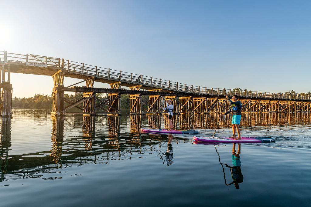 Paddleboarders on the Gorge Paddleboarders on the Gorge